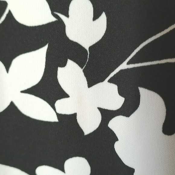 GUC New York & Company Size L Black & White Floral Cowl Neck Sleeveless … - Picture 9 of 10